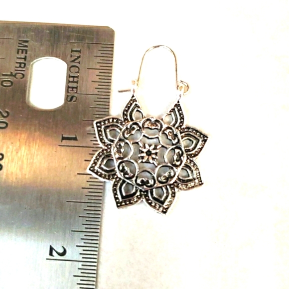 - Delicate star flower hoop earrings silver - Picture 2 of 3
